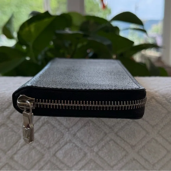 LOUIS VUITTON Damier Graphite Zippy
Organizer Wallet - Picture 4 of 14